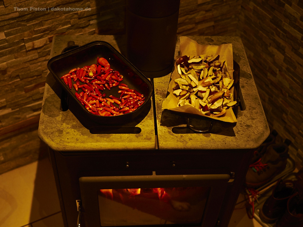 Pilze und Chillis vereint auf dem Kamin des Dakota Home