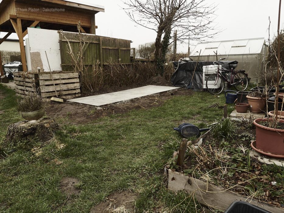 und schon kann man n Hänger Beton holen, in per Schubkarre reinfahren, abschütten und glattziehn..fertig ist der Boden für die Neue Aussenküche