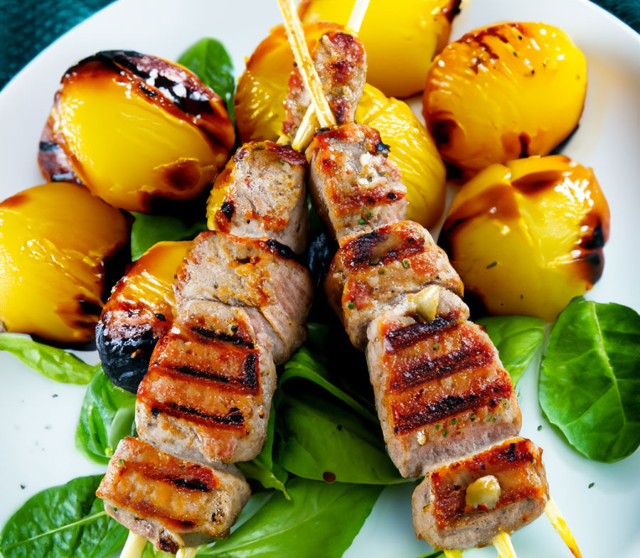 Grillade-lammfärsspett-med-rostad-färskpotatis-och-melonsallad