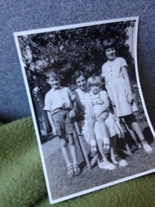 KIrsten - vor ung pige fra 1945-58 var som en mor for os. Fra venstre sammen med Erik, født 1945, Helle født 1947 og Marianne født 1943. Foto i vor have Gentoftevej 21, Aarhus. Marianne 