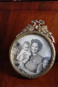 Birthe Ursule født 1916 med sine 3 børn: Helle født 1947 på armen, jeg Erik Kristian født 1945 og storesøster Marianne født 1943. Foto 1947