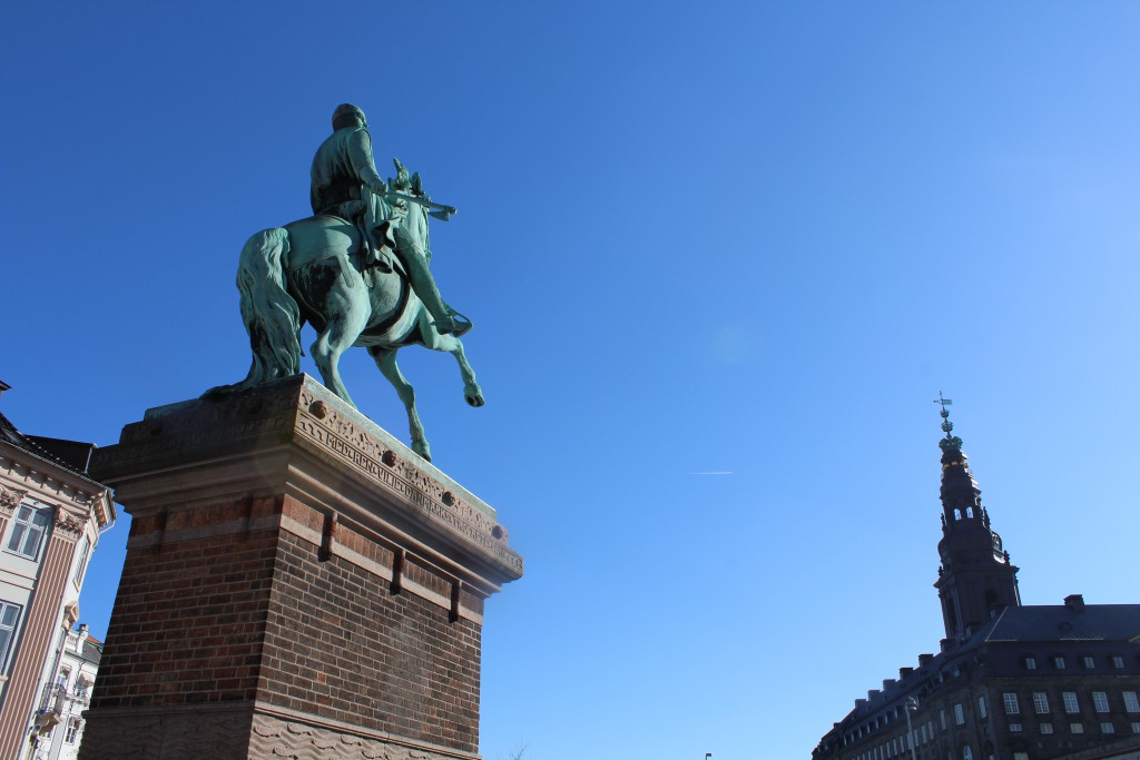 Christiansborg med statuen af Absalon - formelt Københavns grundlægger i 1167. Foto den 12. marts 2015 af Erik K Abrahamsen