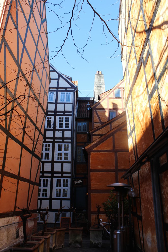 Bagbygninger fra Grønnegade nr.12,16 og 16 opført 1732-54 i Pistolstræde. Foto den 12. marts 2015 af Erik K Abrahamsen