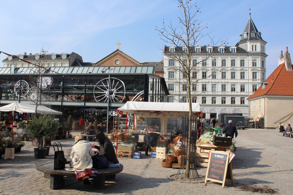 Torvehaller på Israels Plads. Området mellem de 2 haller med udendørs servering og udsalgg fra frugt-, grønt og blomsterboder