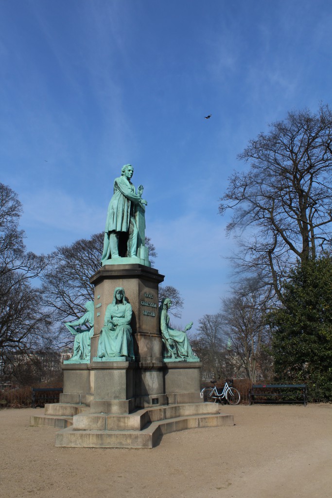 Statue af H.C. Ørsted 1777-1851, fysiker og kemikser - verdensberømt for opdagelsen i 1820 af elektromagnetismen. Foto den 16. marts 2015 af Erik K Abrahamsen