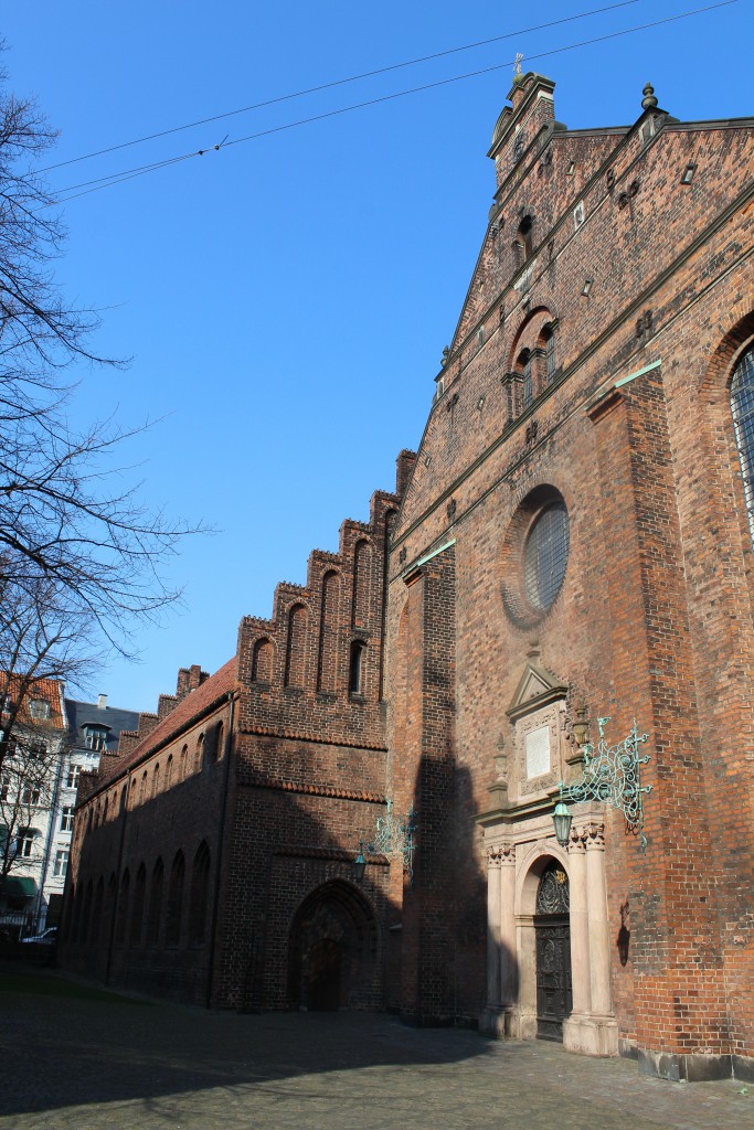 Helliåndskirken med Helligåndshuset opført ca. 1475 som et hospital og en af Københavns ældste bygninger. Foto den 16. marts 2015 af erik K Abrahamsen.