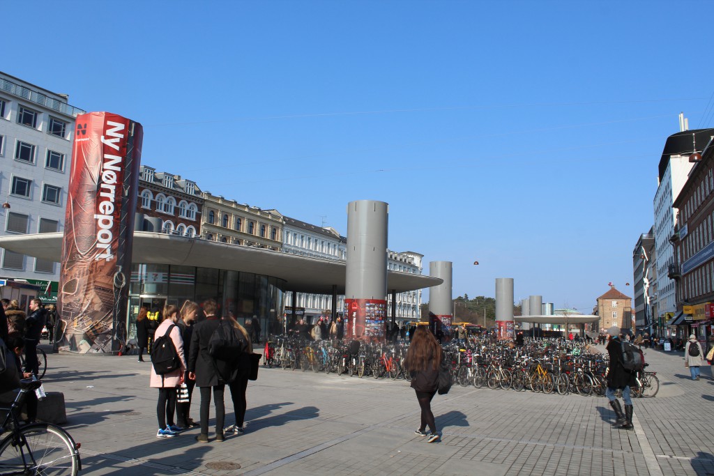 Nørrepoet Station. Stationen er nyrenoveret hvor der er etableret et åbent byrum for forgængere uden trafik i området mod Kultorvet , (Gågaden i Frederiksborggade) og Fiolstræde. Foto i retning øst mod Gothjersgade og Livgardens Kaserne. Foto den 16. marts 2015 af Erik K Abrahamsen 