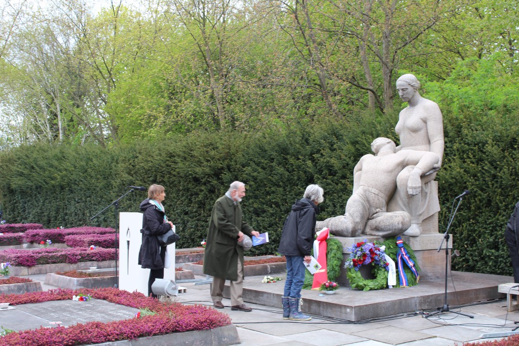 Det Dtore Gravfelt med Monument og med Mindet<vle foran med navne på 91 modstandsfolk som ligger begravet i deeres respektive hjemegne. Foto den 4. maj 2015 af Erik K Abrahamsen