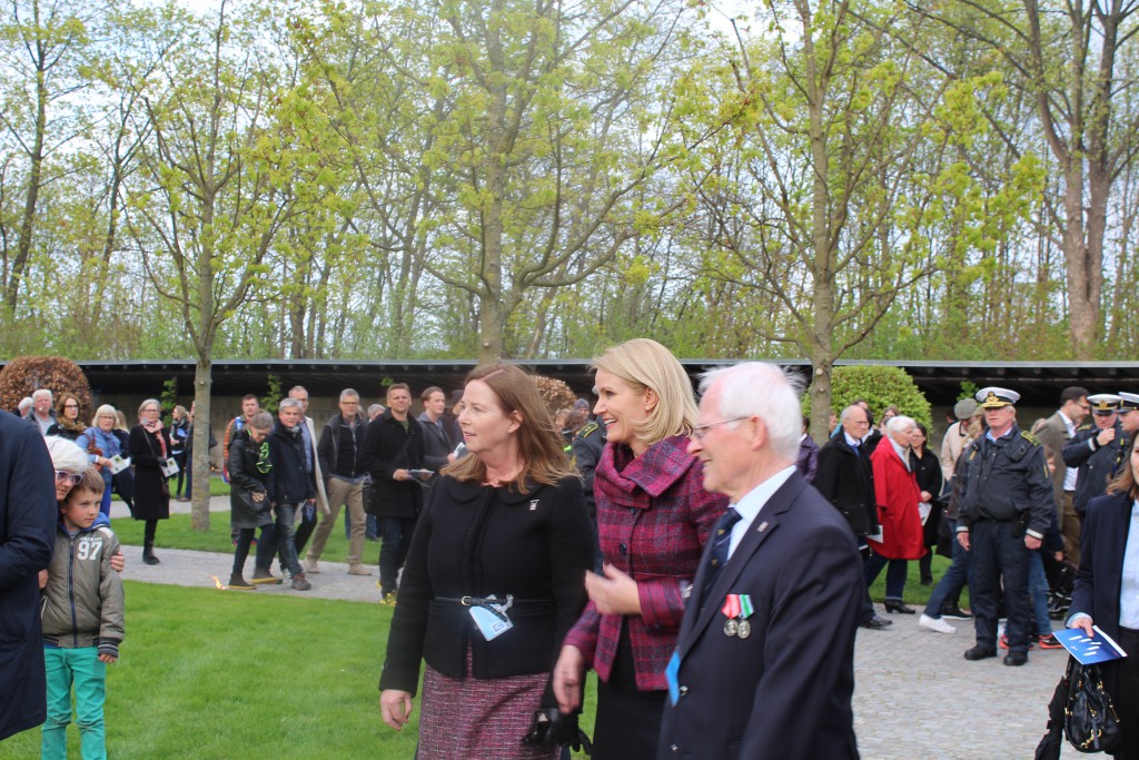 Statsminister Helle Thorning-Schmidt ankommer til Mindehøjtideligheden, hvor Statsministern skal holde den officielle tale. Foto den 4. maj 2015 af Erik K Abrahamsen