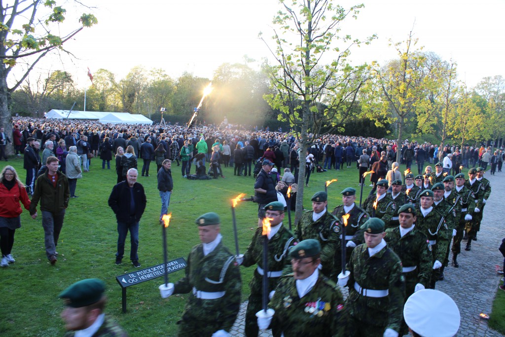 Æresvagten foran Pergolaen marcher med tændte fakler til ny opstilling foran indgang til serveringsteltet for personligt indbudte gæster og frihedkæmpere. Foto den 4. maj 2015 af Erik K Abrahamsen