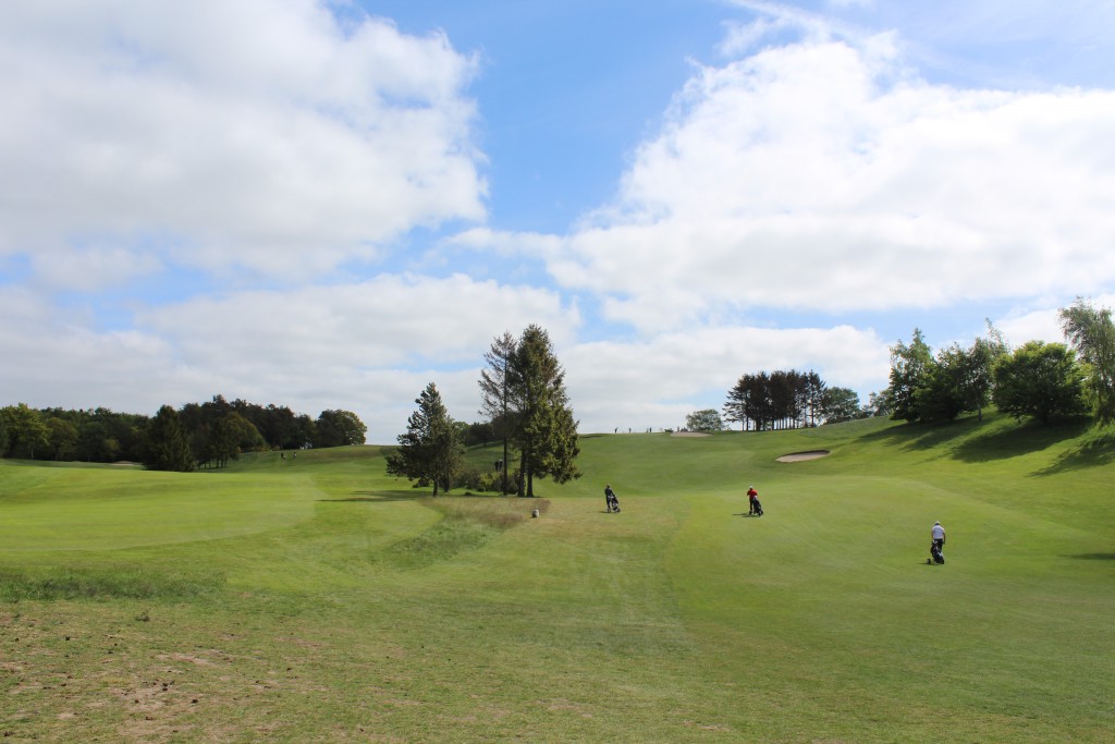 Asserbo Pokalen. Turnering over 2 dage med Danmarks bedste amatører. Hul 1, Par 4 Asserbo Golf Club. !. dag søndag den 14. maj 2015. Foto 24.