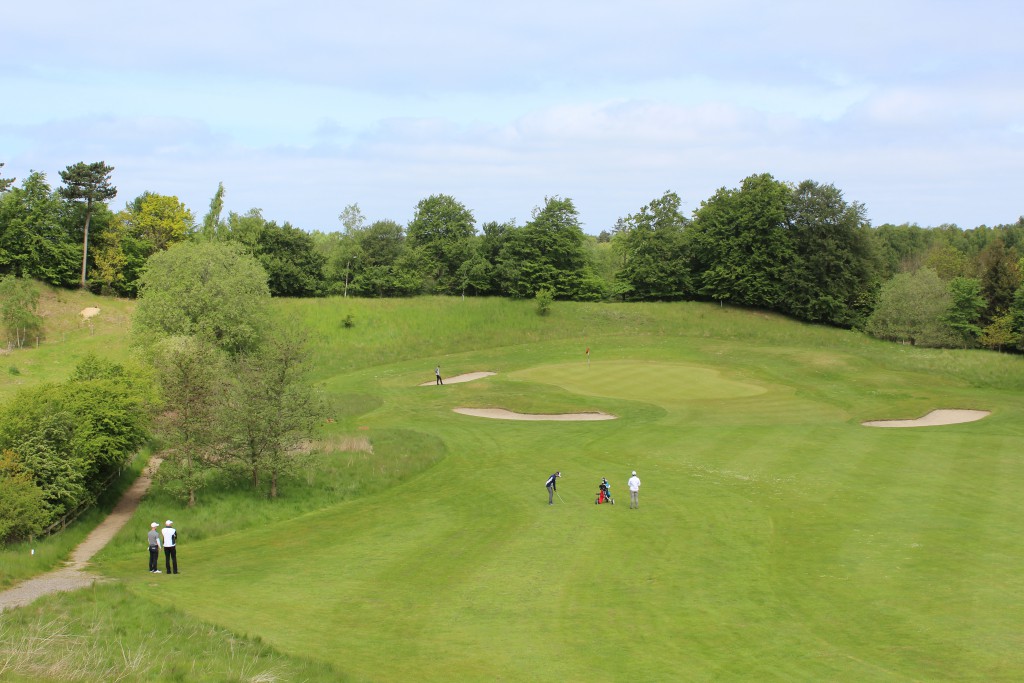 Asserbo Pokalen. HUL 16, par 4. Ligger i 2 slag for golfspiller der slog fra fairway bunker. Foto den 24. maj 2015 af Erik K Abrahamsen