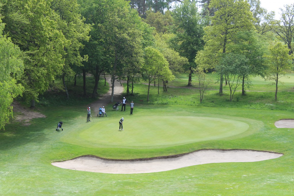 HUL 17, par 4. Sidste mand putter. Foto den 24. maj 2015 af Erik K brahamsen