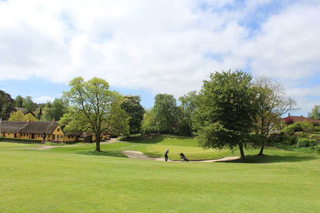 HUL 18, par 5. Kort insapil over store green bunker med green. Foto den 24. man 2015 af Erik K Abrahamsen