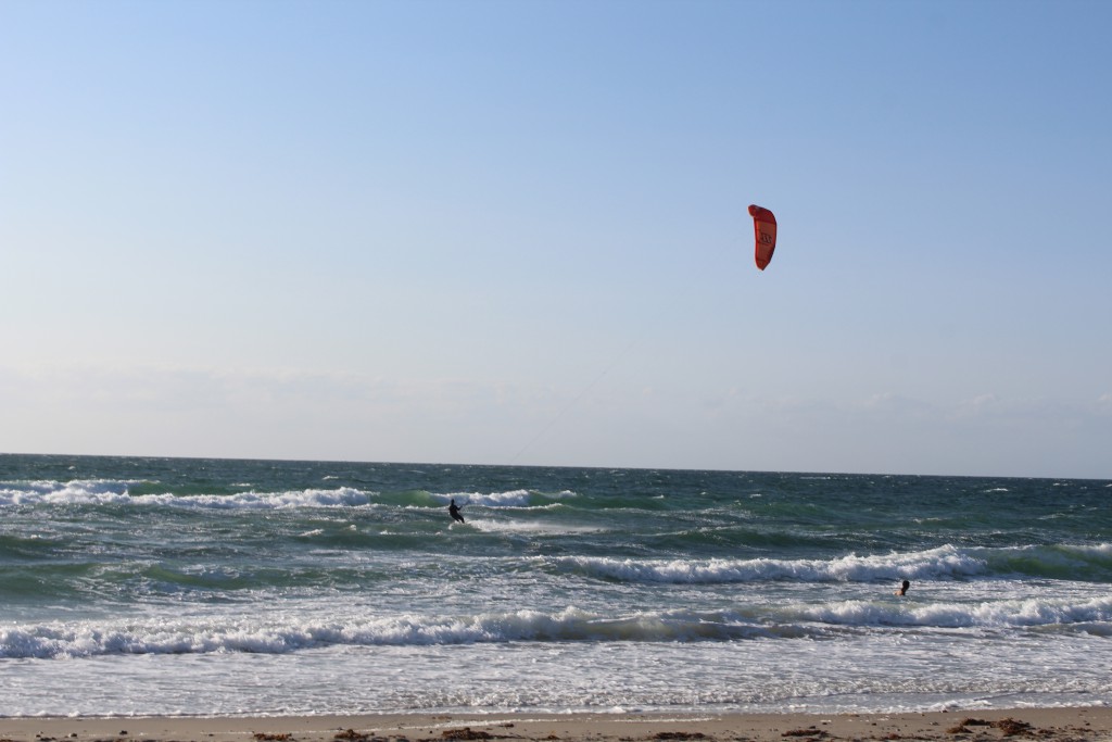 Tisvildeleje Strand, uge 29, 2015.Kite surfer i Kattegats bølger. Foto den 18. juli kl. ca. 19 af Erik K Abrahamsen