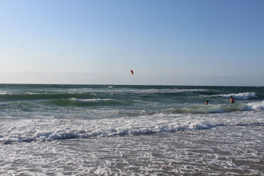 Tisvildeleje strand ved Kattegats kyst. ET kærstepar har ikke set advarlslen om BADNING FORBUDT p.gr.a. stærk strøm og hestehuller og er hoppet i havets bølger. Foto den 18. juli 2015 af Erik K Abrahamsen bader i havets bølger