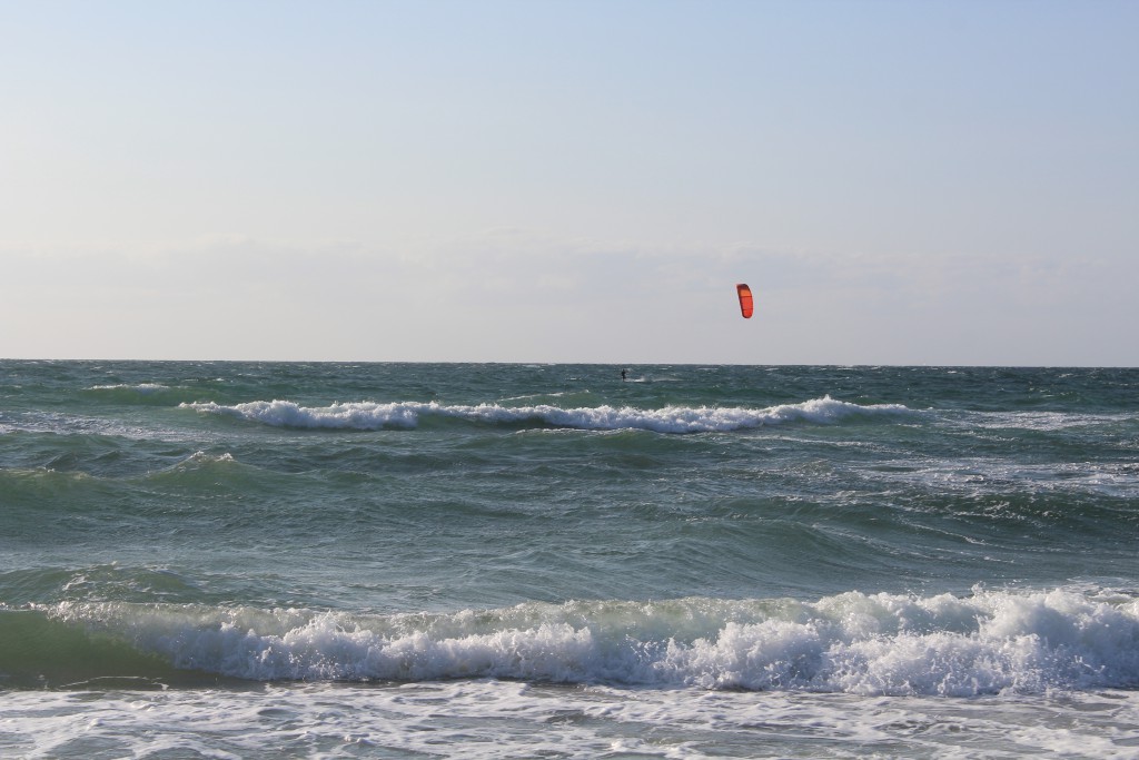 Tisvildeleje Strand, uge 29, 2015Kite surfer på Kattegats bølger. Foto den 18. juli 2015kl. ca. 19 af Erik K Abrahamsen 