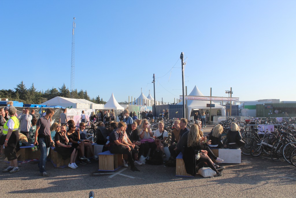 Velkommen til "Musik i Lejet". Parkeringspåladsen på Tisvildeleje Strand i uge 29. Foto i retning vest den 18, juli 2015 ved aftenstid mellem kl. 