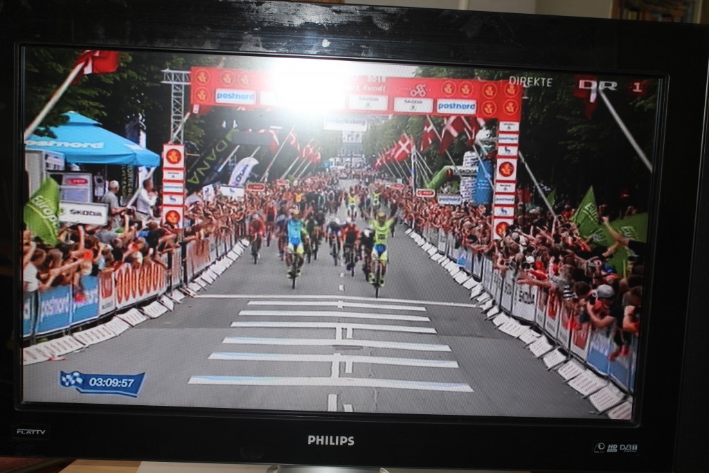 Finalespurt på Frederiksbeg Alle<: afslutning af 6. etape og det samlede Post Danmark 2015 med Michael Mørkøv som etapevinder og matti Breschel på 2. pladsen. Foto fra mit TV den 8. august 2015af Erik K Abrahamsen