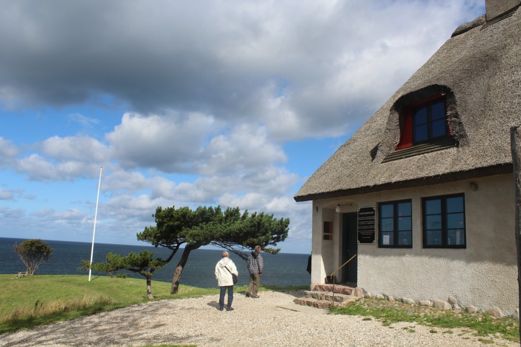 Indgang til Knud Rasmussens Hus - museum og mindestuer. Foto iretning nod mod Kattegat. Foto den 2. september 2015 af Erik K Abrahamsen.