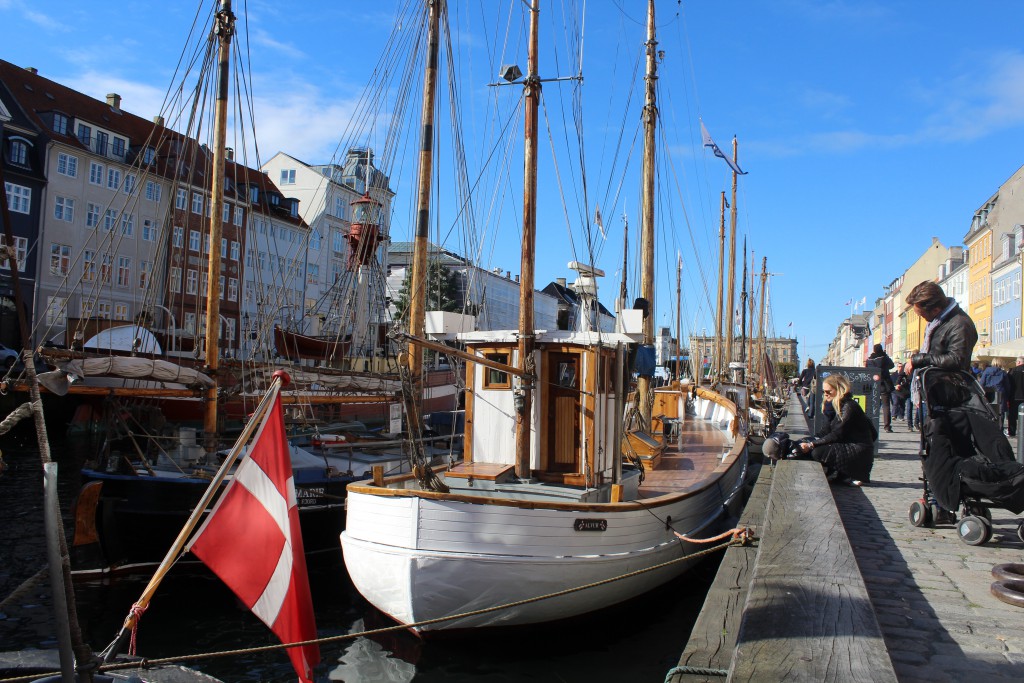 Nyhavn. Photo in direction north to Kgs. Nytorv in the distance. Photo 12. october 2015 by Erik K Abr