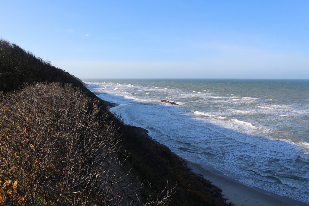 Kattegatkysten ud for Hyllingebjerg Udsigt i retning vest mod Hald Strand og Sjællands Odde ude i horisonten. Foto den 8. november 2015 kl.11 af Erik K Abrahamsen.