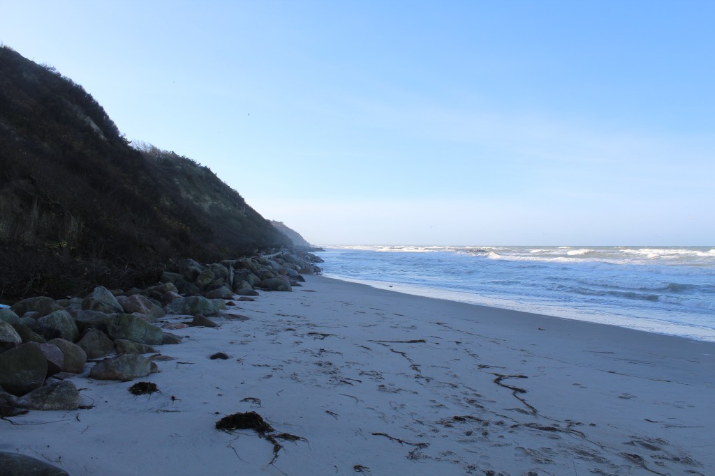 Hyllingebjerg. Forstranden ud for bølgebrydere af granitsten ud for Hyllingebejerg Strand, Foto i 