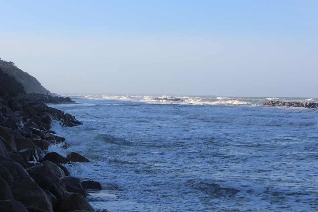 Hyllingebjerg Strand. Udsigt mod vest hvor skræntfodssikringen med store sten ses tydeligt. Foto den 8. november 2015 kl.11-12 af Erik K Abrahamsen.
