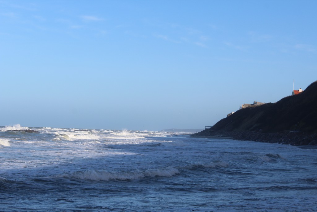 Hyllingebjerg Strand. Udsigt mod øst mod Liseleje, Tisvilde Hegn og Tisvildeleje helt ude i horisonten. Foto den 8. november 2015 af Erik K Abrahamsen.