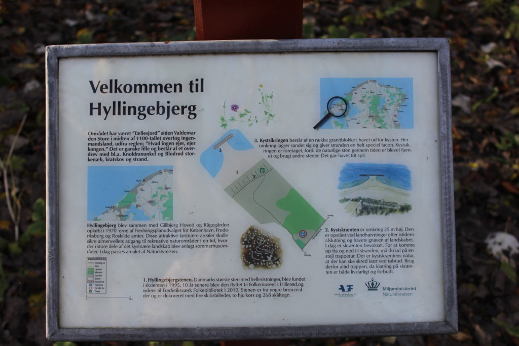 Plance opstillet på den offentlige parkeringsplads på Hyllingebjerg 150 m fra kysten. Foto den 8. november 2015 af Erik K Abrahamsen.