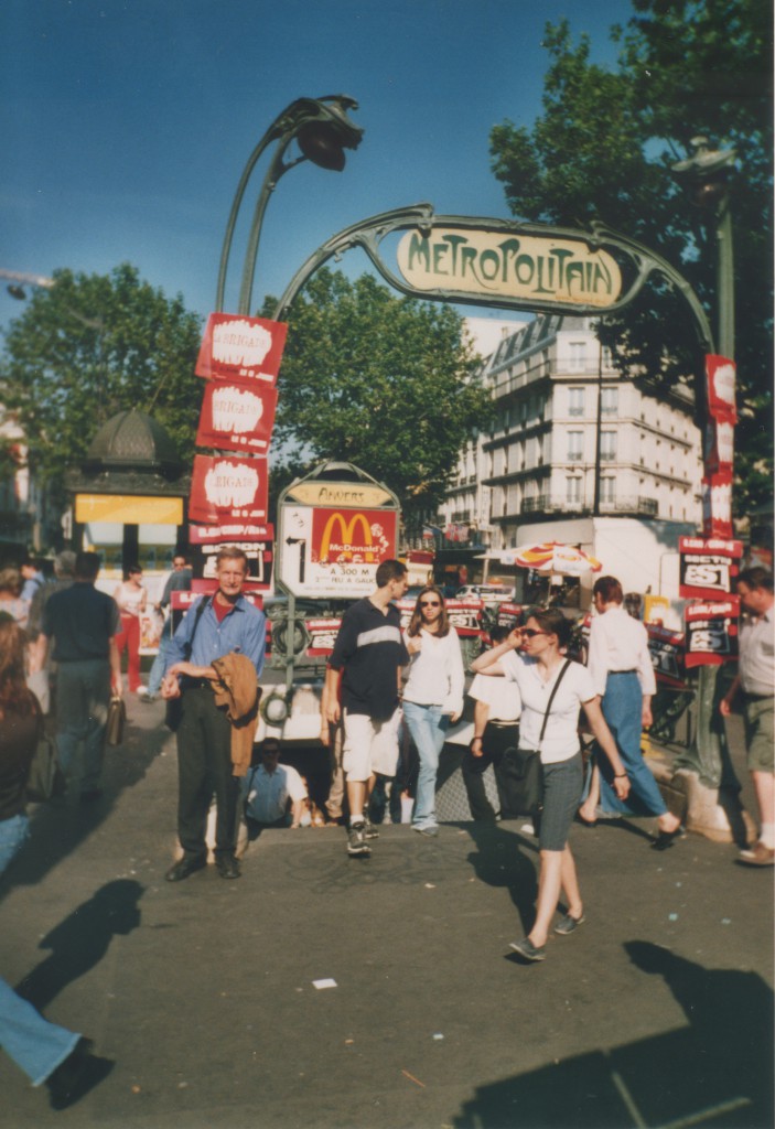 METRO in Paris. Pohoh