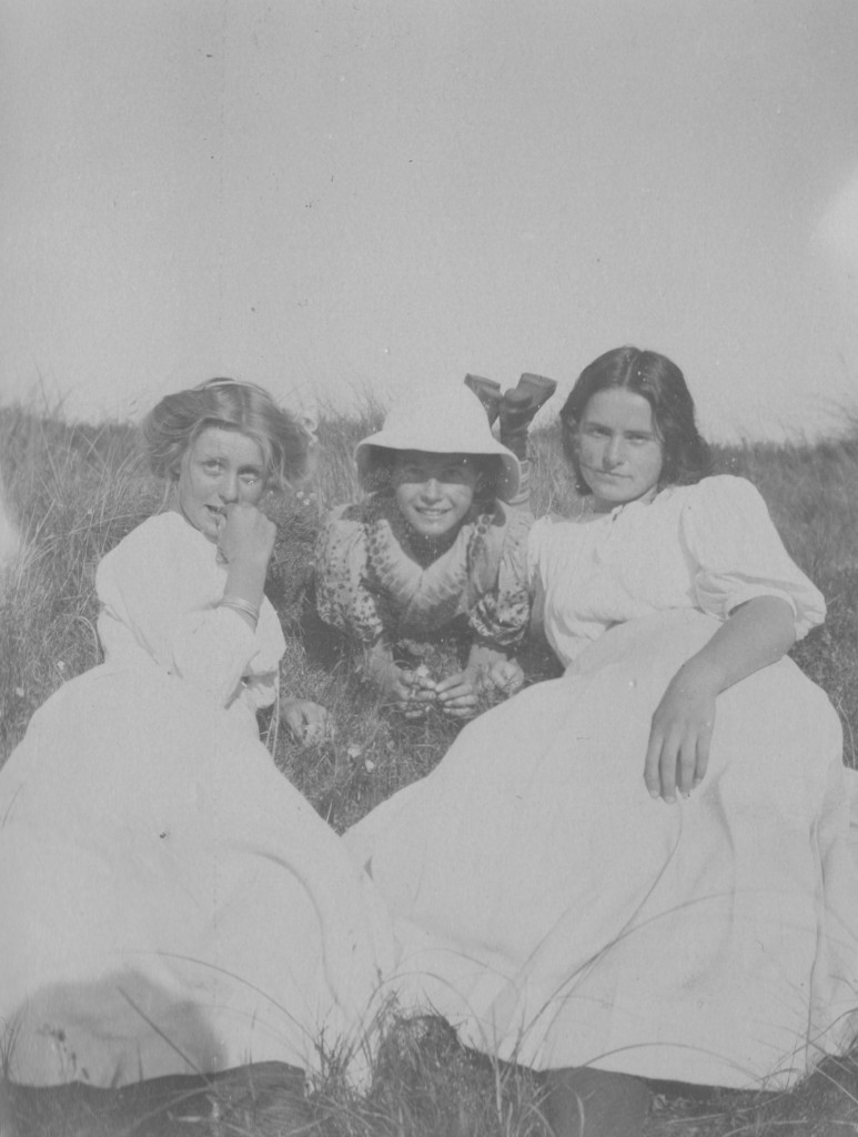 Villla Dagminnne, Skagen. At left Vibeke Krøyer, at right Yvonne Tuxen and in the middle Nina Tuxen. Photo