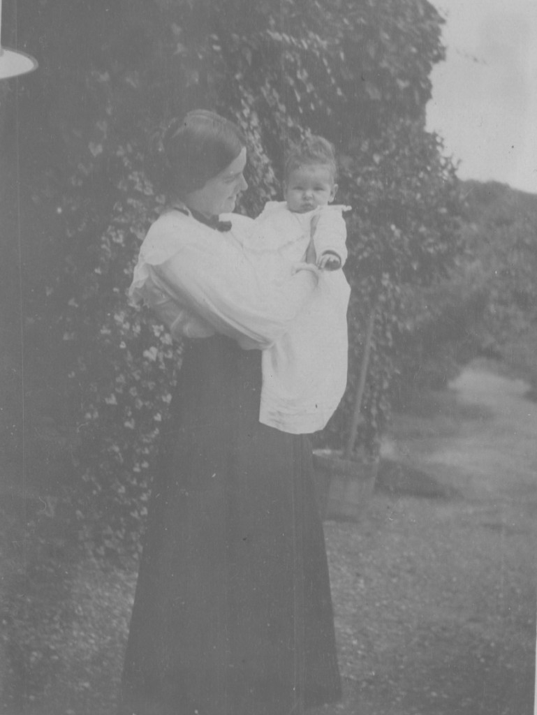 Villa dagminne, Skagen summer 1916. Yvonne Tuxen with her firstborn childe - a daughter Birteh Ursula born 3. march 1916. Photo by Laurits Tuxen summer 1916. Pho fro Laurits Tuxen Pjhoto album