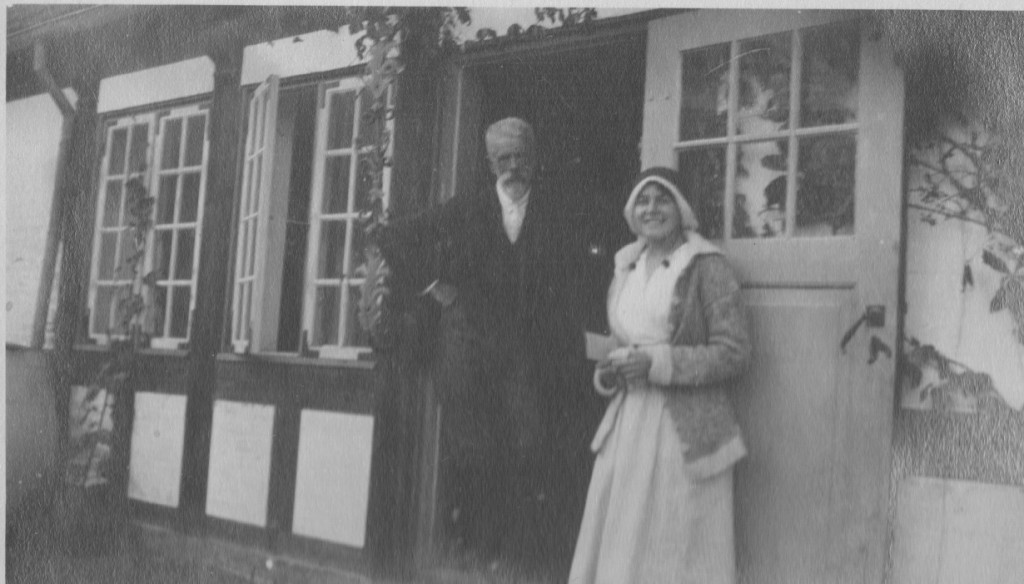 Courtyard "Villa Dagminne": Tuxen with his daughter Nina. Photo from Laurits Tuxen photo albom 19902-27. Scanned february 2016.