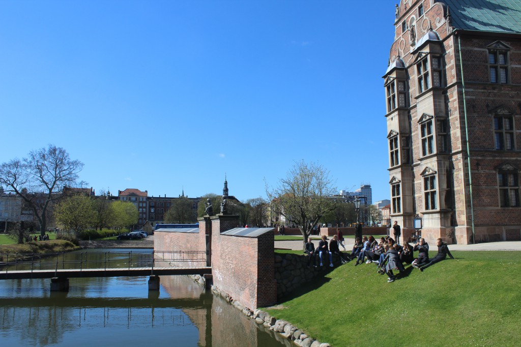 A school class at the moat of Rosenborg Castle , Kings Garden. Photo 2o. april 2016 by Erik K Abrahamsen