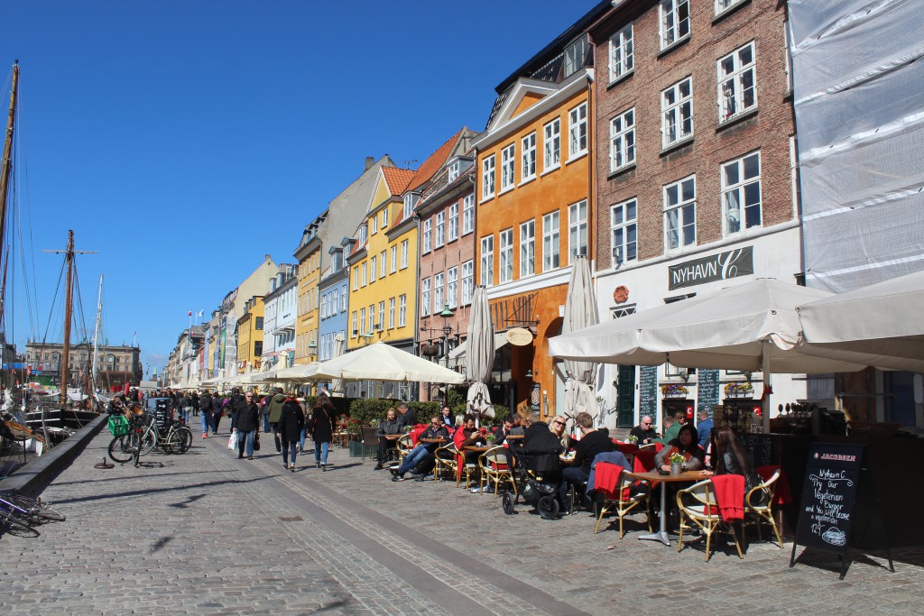 Nyhavn - "the sunny side". Photo 20. april 2016 by Erik K Abrahamsen.