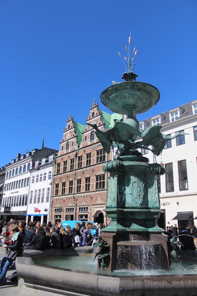 Storkespringvandet on Amagertorv with the Old Mayer