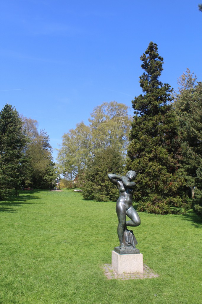 Aarhus Botanical Garden. Culptor in bronze. Photo 7. may 2016 by Erik K Abrahamsen.