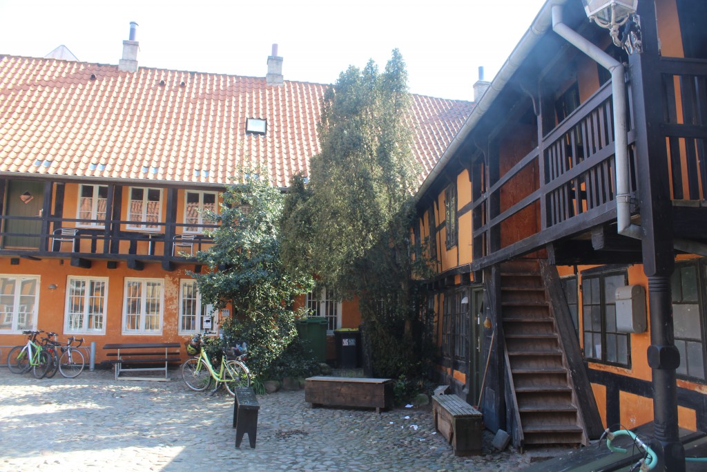 Courtyard to Vestergade 58 - open to public. Phot 7. may 2016 by Erik K Abrahamsen.