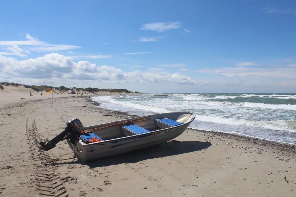 Liseleje Strand. Udsigt mod Livredderpost Vest. Foto 7. juli 2016 af Erik K Abrahamsen.