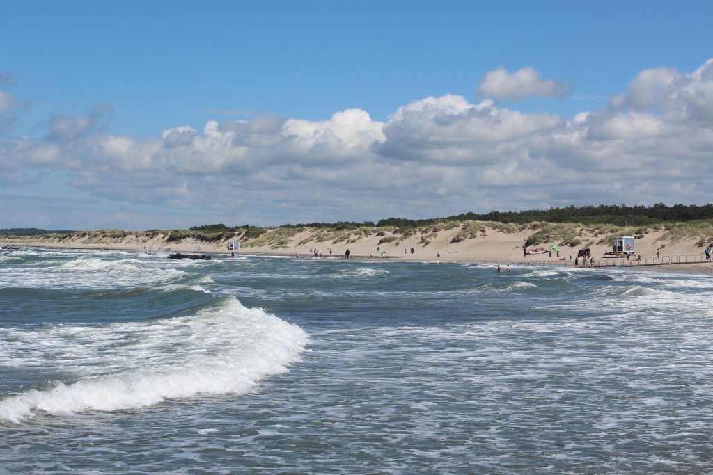 Liseleje Strand. Udsigt mod de 2 Livredderposter Vest og Øst. Foto den 7. juli 2016 af Erik K Abrahamsen.