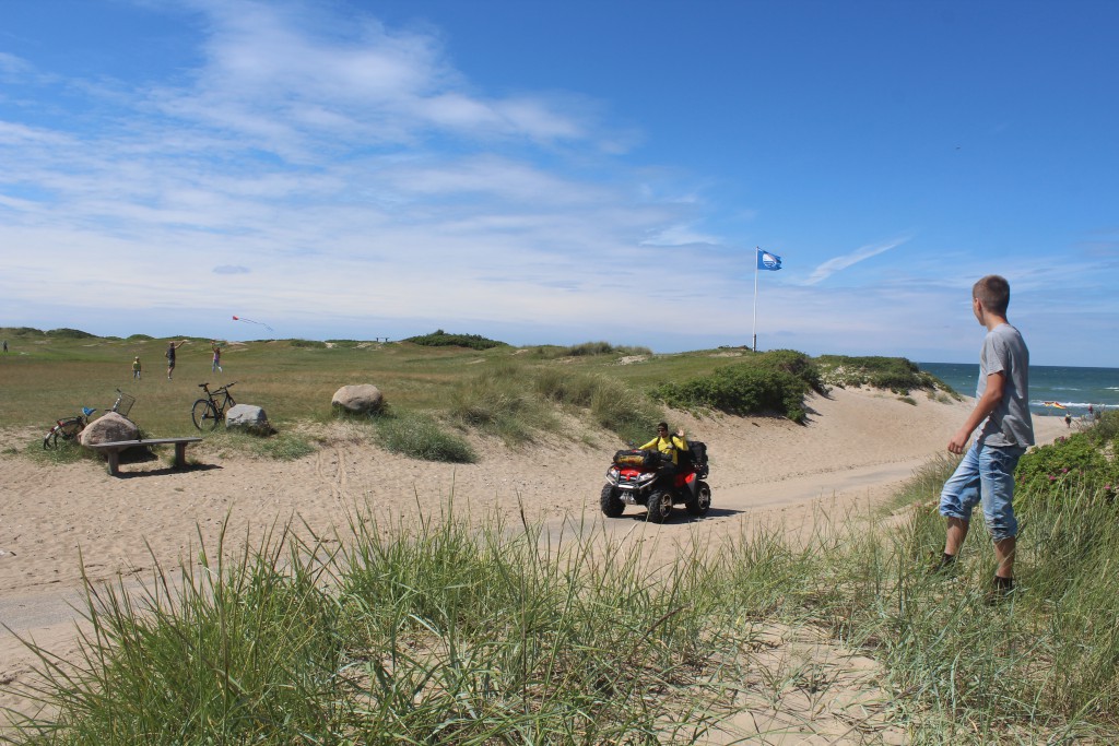 Adgangsvej til Liseleje Strand. Livredder Asger på den ny 4-hjuls rednings motorcykel på vej ind til Liseleje. Foto i retning nord mod kattergat den 7. juli 2016 af Erik K Abrahamsen.