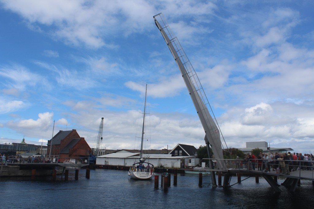 Passage of a sailing boat through walk- and bike bridge TRangravsbroen. Photo 9. july 2016 by Erik K Abrahamsen.