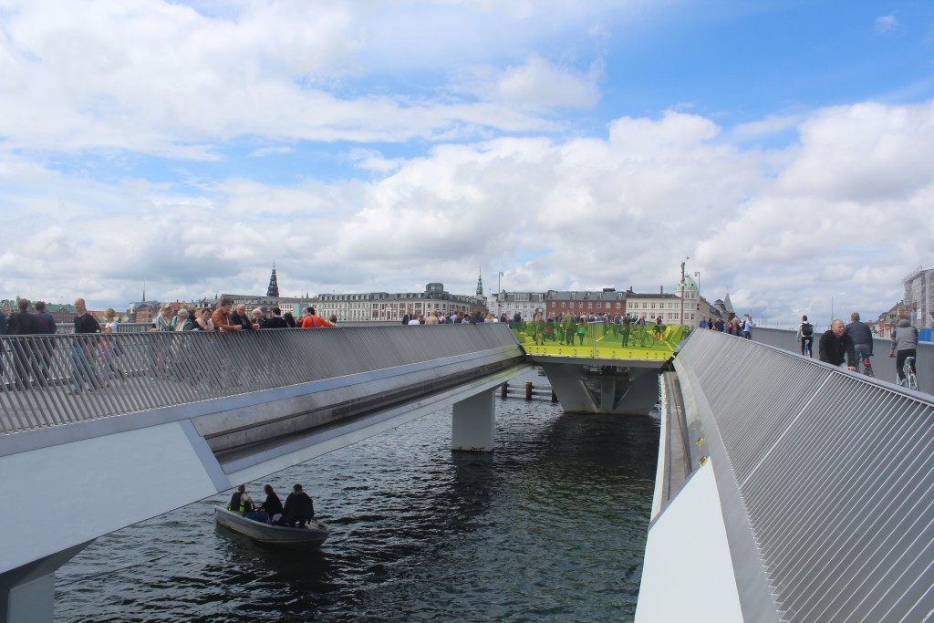 On top of walk-and bike bridge Inderhavnsbroen. Photo 9. july 2016 by Erik K Abrahamsen.