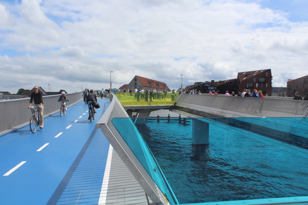The new 180 m long "Inderhavnsbroen" has a new unique construction. Its a "glide b