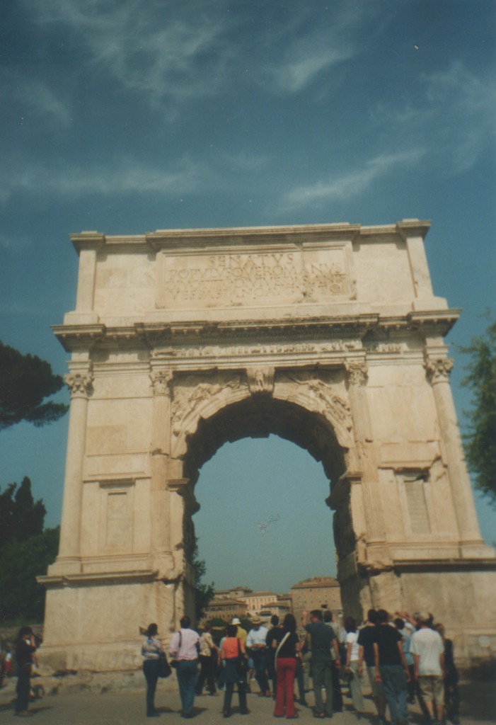 Titusbuen i Rom opført til minde om kejser Titus erobring af jerusalem og ødelæggelsen af jødernes 3. tempel Herode tempel år 70 e. Kr.
