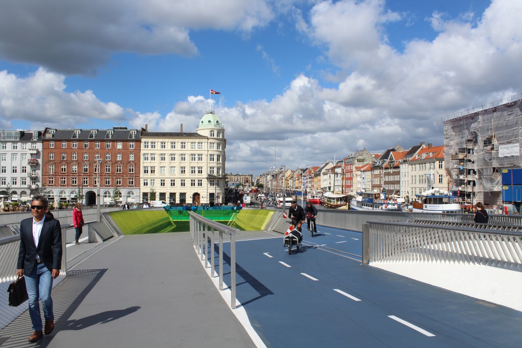 Bike-, run- and walk glide bridge in Copenhagen Inner Harbour. Photo in direction north to Nyhavn /Havnegade. 10. august 2016 by Erik K Abrahamsen.