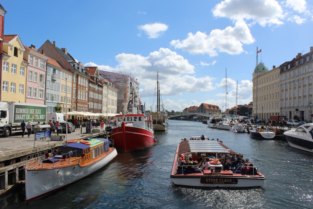 View in direction south to "Inderhavnsbroen" from Nyhavn. 