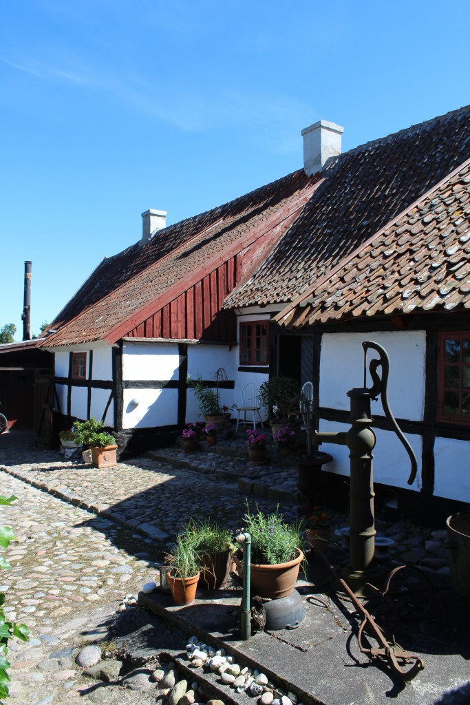 Lodsoldermandsgaarden seen from courtyard. At right the original east wing built 1681