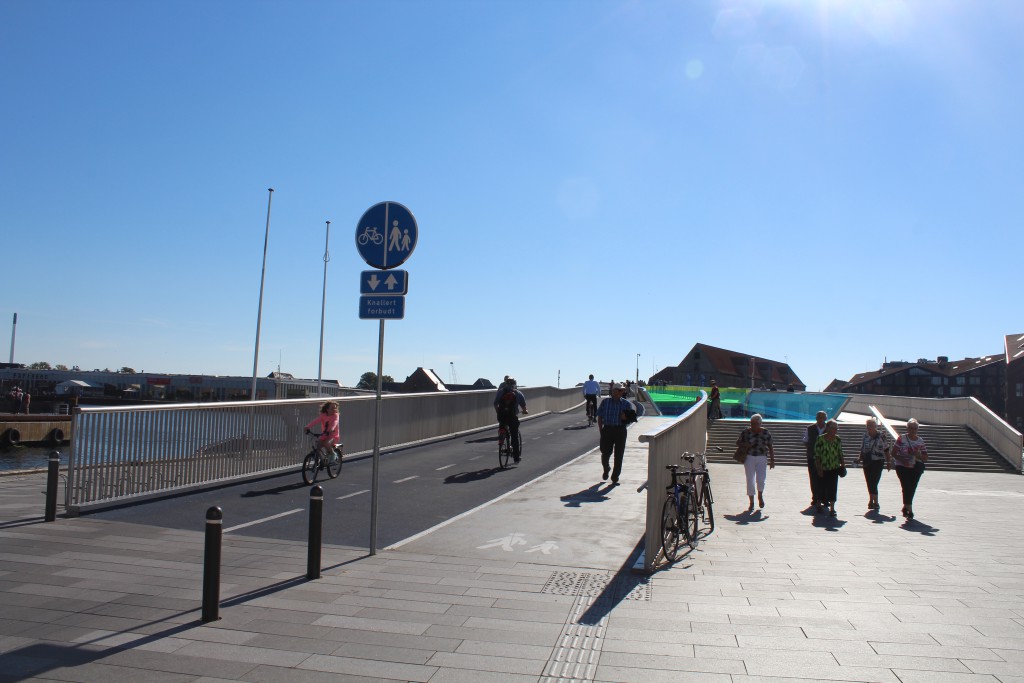 New bike-, walk and run slide bridge Inderhavnsbroen between Nyhavn/Havnegae and Christyianshavn. Phoot in direc